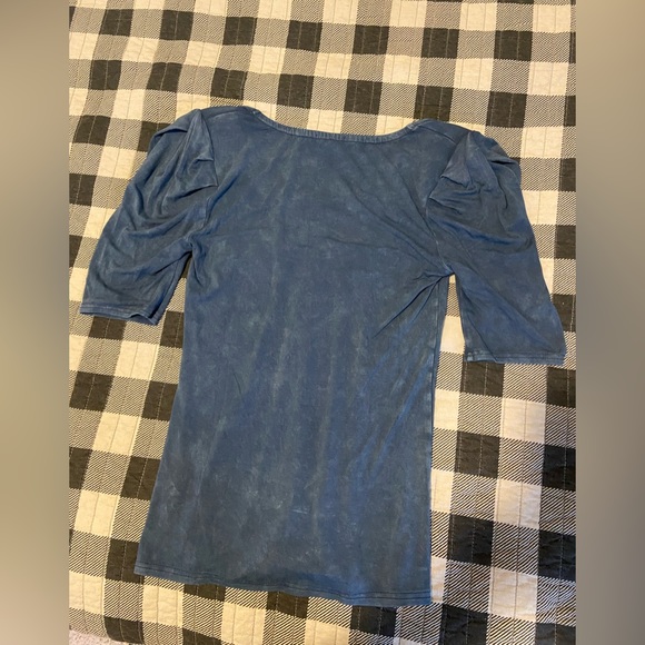 Gimmicks Womens Blue Washed Top. Size small. - Picture 2 of 4